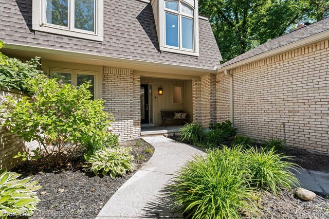 1135 Ivyglen Circle, Bloomfield Charter Township, MI 48304
