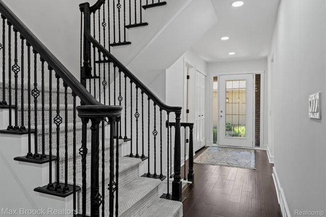 1135 Ivyglen Circle, Bloomfield Charter Township, MI 48304