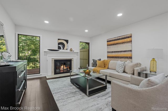 1135 Ivyglen Circle, Bloomfield Charter Township, MI 48304