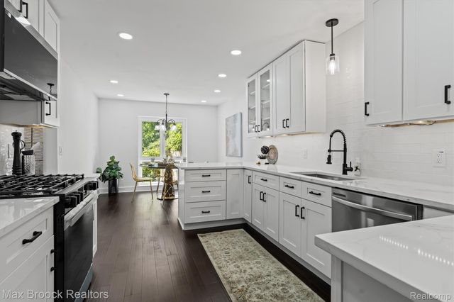 1135 Ivyglen Circle, Bloomfield Charter Township, MI 48304