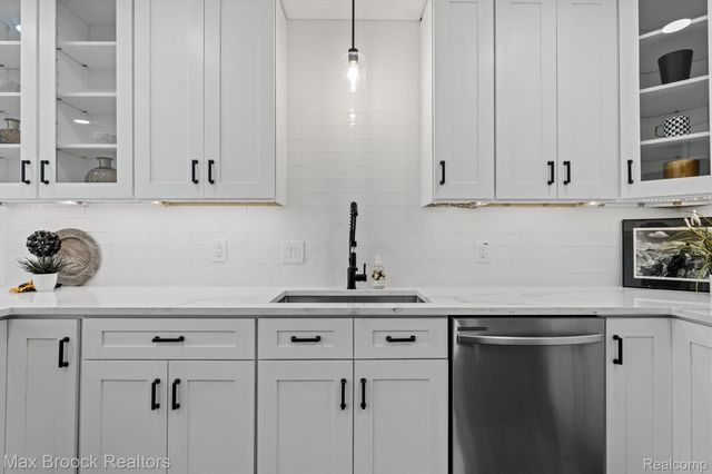 1135 Ivyglen Circle, Bloomfield Charter Township, MI 48304