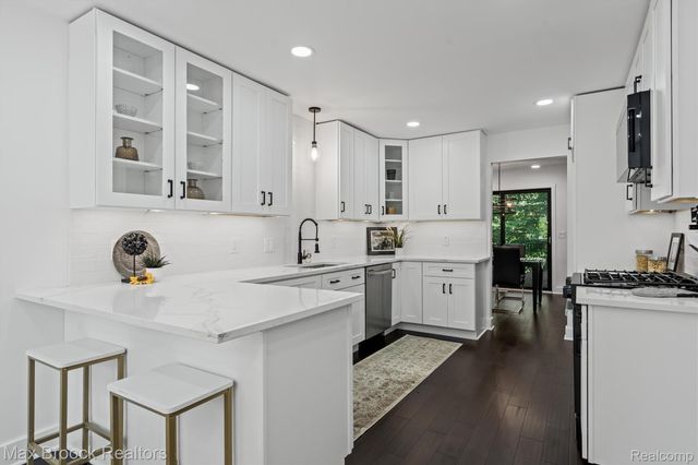 1135 Ivyglen Circle, Bloomfield Charter Township, MI 48304