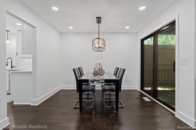 1135 Ivyglen Circle, Bloomfield Charter Township, MI 48304