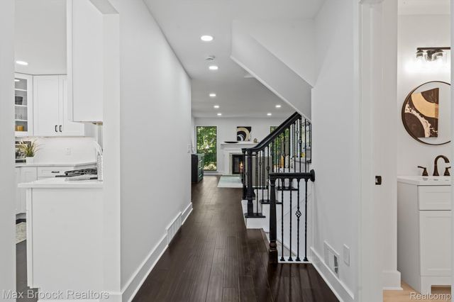 1135 Ivyglen Circle, Bloomfield Charter Township, MI 48304