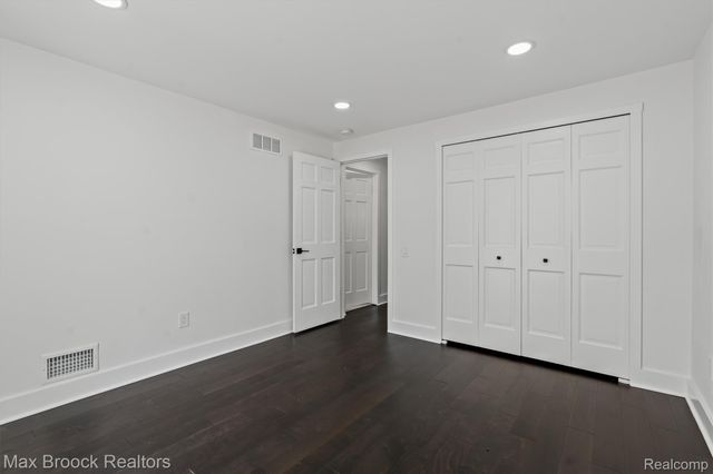 1135 Ivyglen Circle, Bloomfield Charter Township, MI 48304