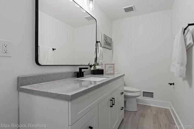 1135 Ivyglen Circle, Bloomfield Charter Township, MI 48304