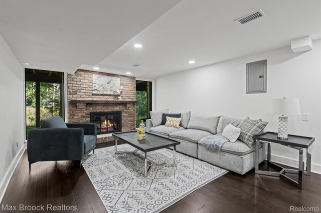 1135 Ivyglen Circle, Bloomfield Charter Township, MI 48304
