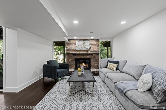 1135 Ivyglen Circle, Bloomfield Charter Township, MI 48304