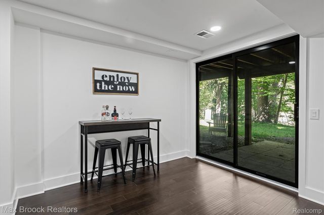 1135 Ivyglen Circle, Bloomfield Charter Township, MI 48304