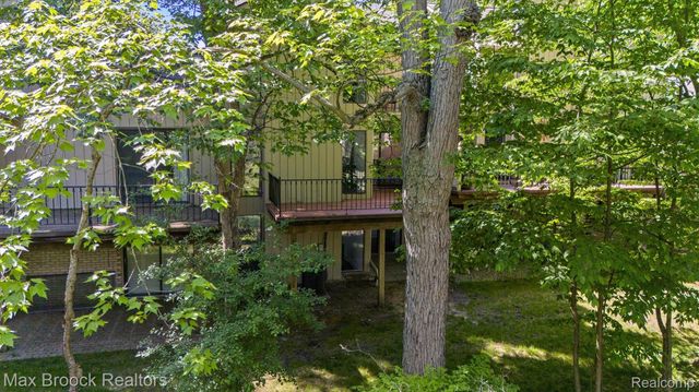 1135 Ivyglen Circle, Bloomfield Charter Township, MI 48304