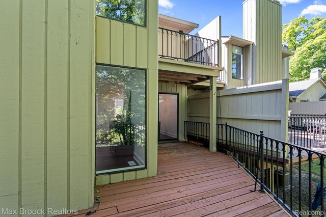1135 Ivyglen Circle, Bloomfield Charter Township, MI 48304