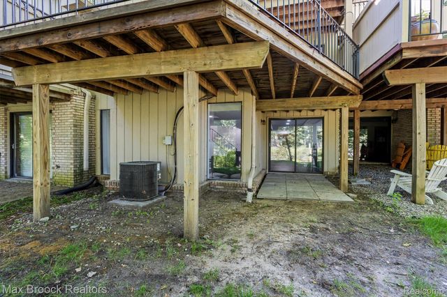1135 Ivyglen Circle, Bloomfield Charter Township, MI 48304