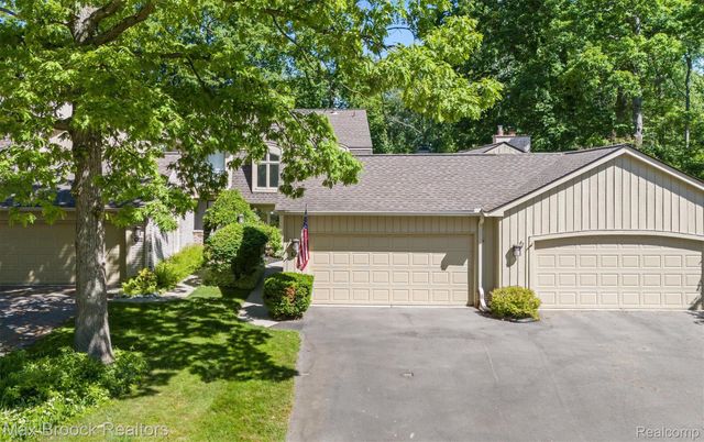 1135 Ivyglen Circle, Bloomfield Charter Township, MI 48304