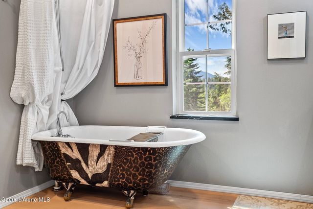 343 W Spring Creek Rd, Hope, ID 83836