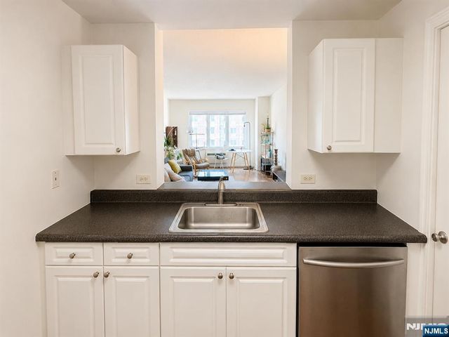 3301 City Place, Edgewater, NJ 07020