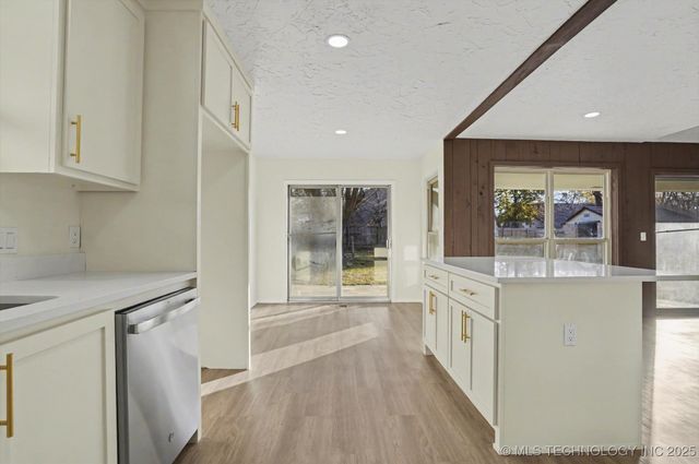 6803 S 77th East Avenue, Tulsa, OK 74133