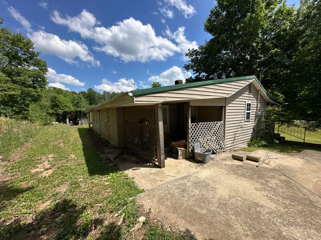 680 Round Mountain Road, Irvine, KY 40336