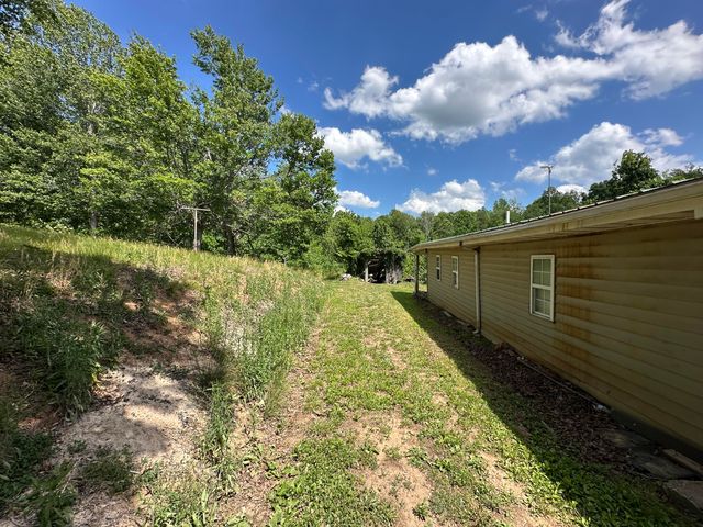 680 Round Mountain Road, Irvine, KY 40336