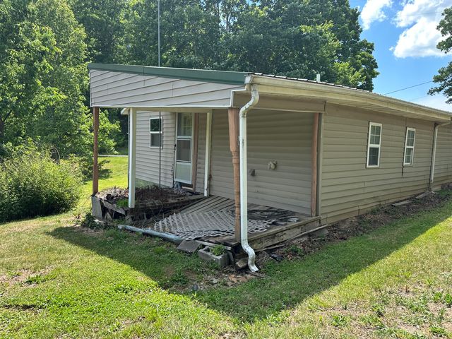 680 Round Mountain Road, Irvine, KY 40336