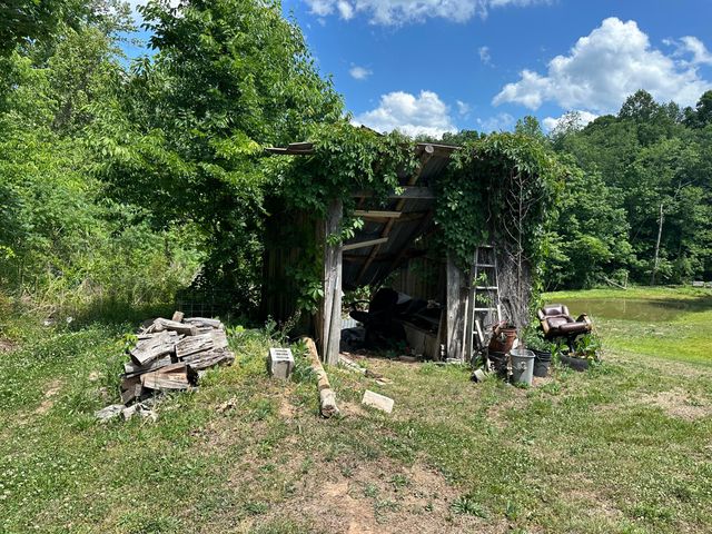 680 Round Mountain Road, Irvine, KY 40336
