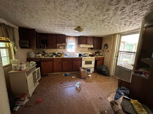 680 Round Mountain Road, Irvine, KY 40336