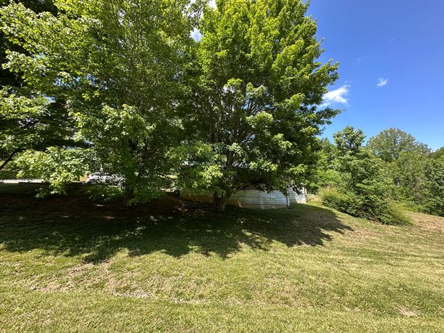680 Round Mountain Road, Irvine, KY 40336