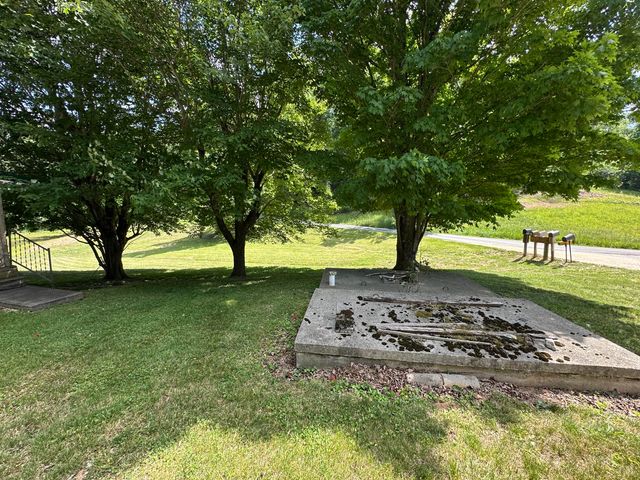 680 Round Mountain Road, Irvine, KY 40336