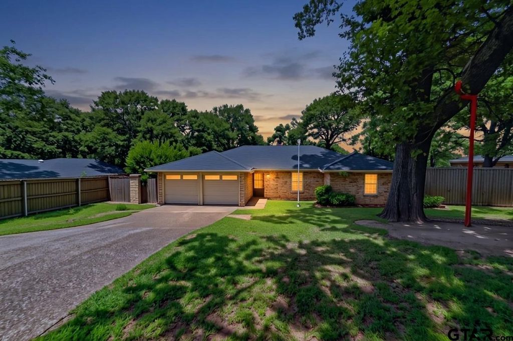 3908 Wakefield Dr, Tyler, TX 75701