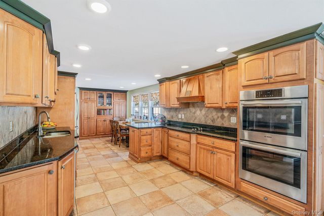 9 Norway Pine Drive, Medford, NY 11763