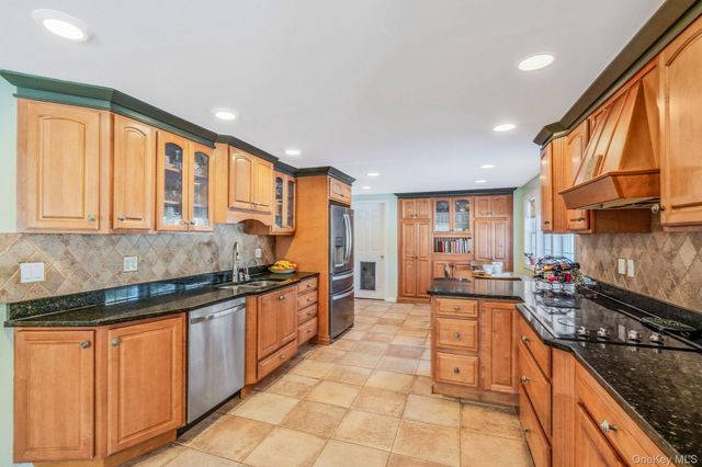 9 Norway Pine Drive, Medford, NY 11763