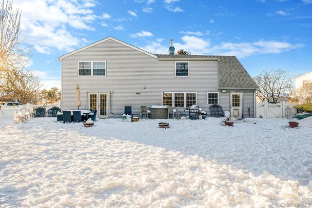 9 Norway Pine Drive, Medford, NY 11763