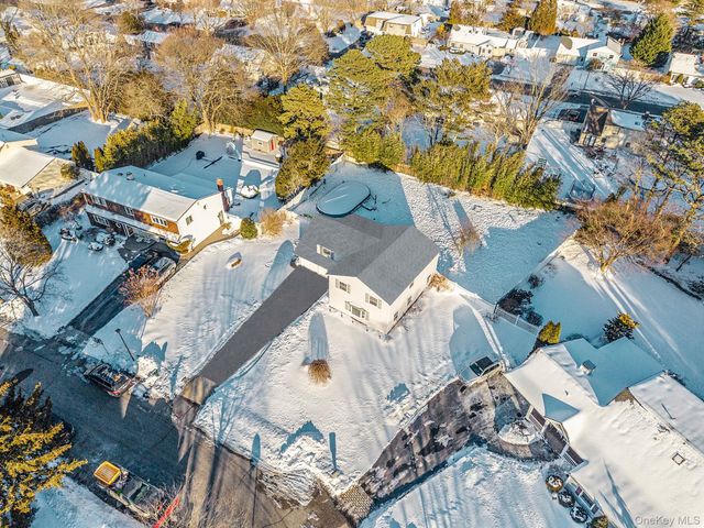 9 Norway Pine Drive, Medford, NY 11763