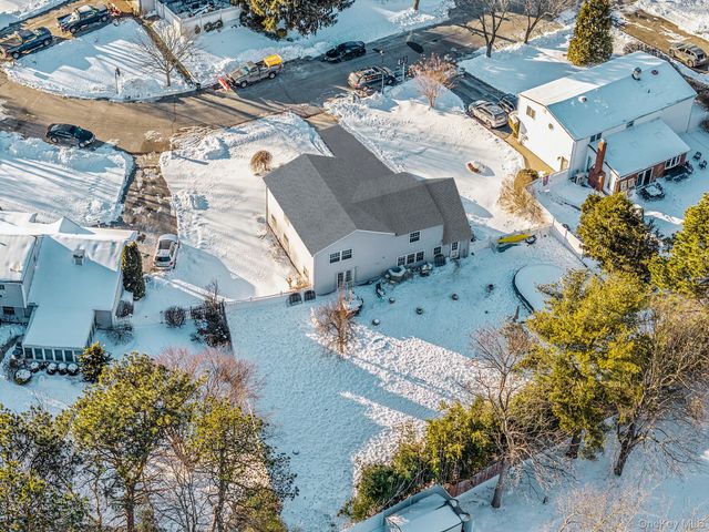 9 Norway Pine Drive, Medford, NY 11763