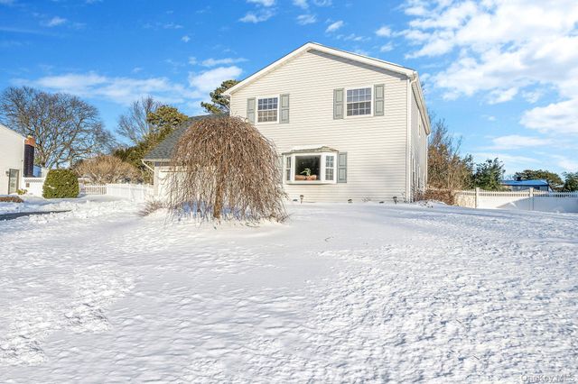 9 Norway Pine Drive, Medford, NY 11763