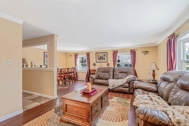 9 Norway Pine Drive, Medford, NY 11763