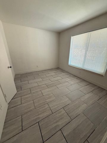 2317 NE 2nd Street 5, Pompano Beach, FL 33062