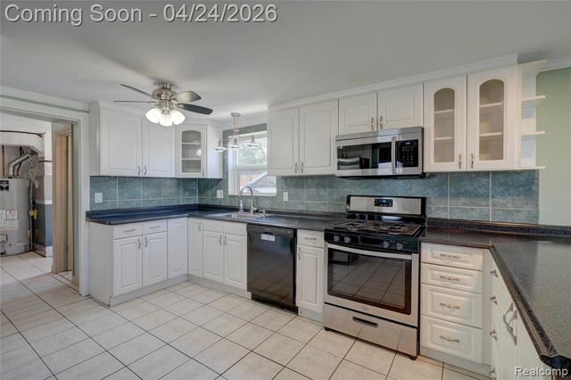 22520 E 13 Mile Road, Saint Clair Shores, MI 48082
