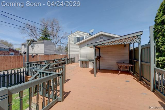 22520 E 13 Mile Road, Saint Clair Shores, MI 48082