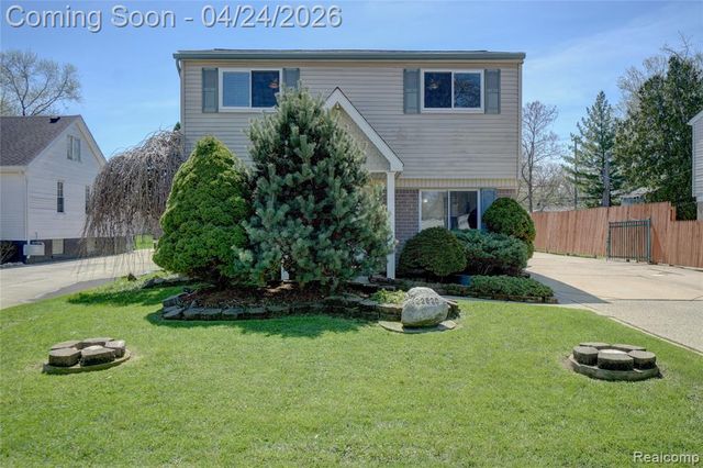 22520 E 13 Mile Road, Saint Clair Shores, MI 48082