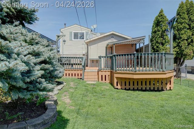 22520 E 13 Mile Road, Saint Clair Shores, MI 48082