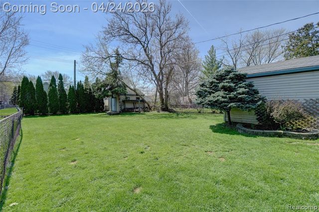 22520 E 13 Mile Road, Saint Clair Shores, MI 48082