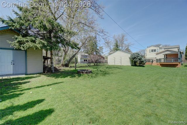 22520 E 13 Mile Road, Saint Clair Shores, MI 48082