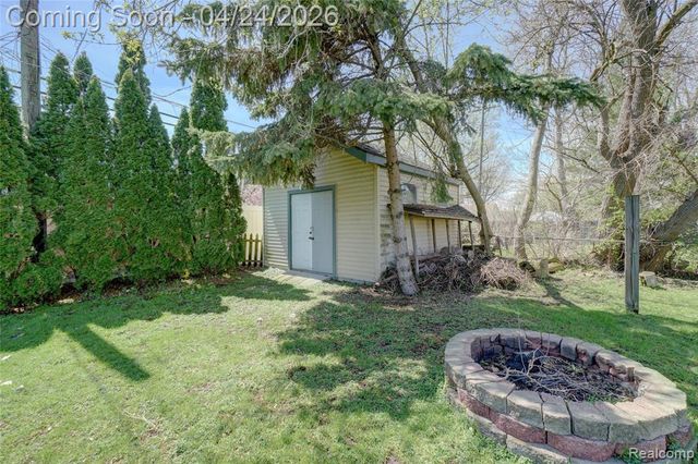 22520 E 13 Mile Road, Saint Clair Shores, MI 48082