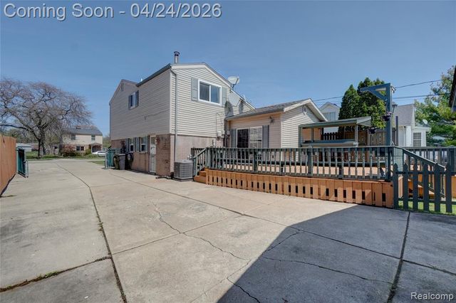 22520 E 13 Mile Road, Saint Clair Shores, MI 48082