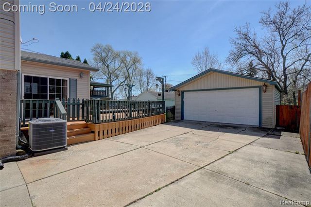 22520 E 13 Mile Road, Saint Clair Shores, MI 48082
