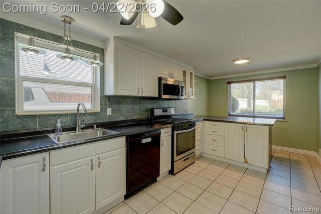 22520 E 13 Mile Road, Saint Clair Shores, MI 48082