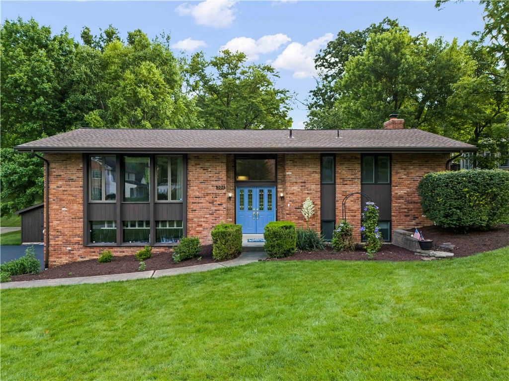 304 Clubview Drive, Peters Twp, PA 15317
