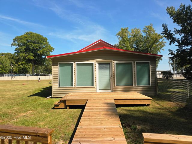 250 Waccamaw Shores Road, Lake Waccamaw, NC 28450