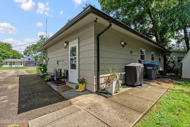 9923 Appollo Ln, Louisville, KY 40272