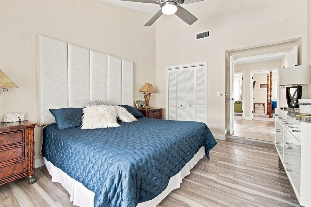 Image 40 of property listing at 5005 PALOMA DRIVE, Tampa, FL 33624